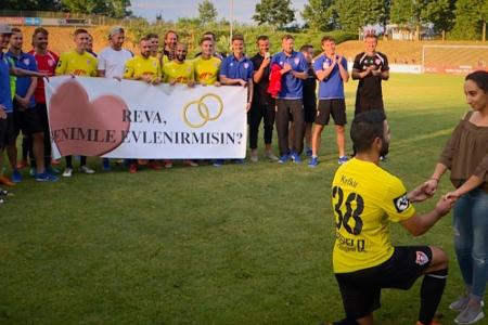 Uerdinger Kefkir macht Freundin Antrag auf dem Spielfeld Uerdinger Kefkir macht Freundin Antrag auf dem Spielfeld