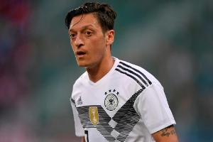 Bild: Özil kämpft mit Knieverletzung