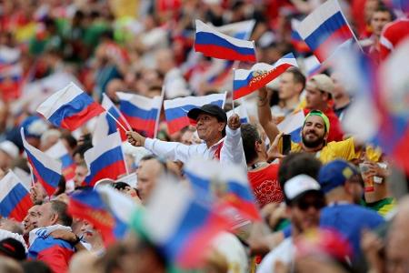 Tausende Fans feiern russisches Team nach WM-Aus Tausende Fans feiern russisches Team nach WM-Aus