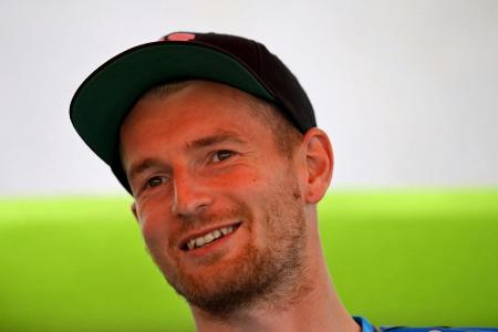 Hradecky bei Leverkusen auf der Bank Hradecky bei Leverkusen auf der Bank