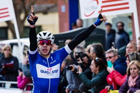 Deutschland-Tour: Kolumbianer Hodeg schlägt zum Auftakt deutsche Sprintstars - Kittel steigt aus Deutschland-Tour: Kolumbianer Hodeg schlägt zum Auftakt deutsche Sprintstars - Kittel steigt aus