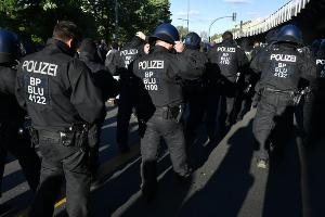 Angriff auf Gäste-Bus: Ausschreitungen nach Kölner Heimauftakt
