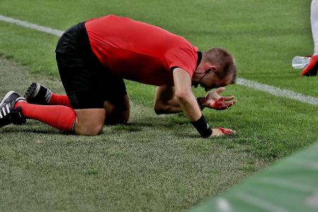 Europa-League-Quali: Linienrichter in Graz von Wurfgeschoss verletzt Europa-League-Quali: Linienrichter in Graz von Wurfgeschoss verletzt