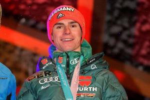 Schöneborn, Geiger und Floors präsentieren Supercup-Trophäen