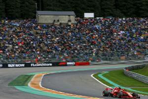Vettel übernimmt nach dem Start in Spa die Führung