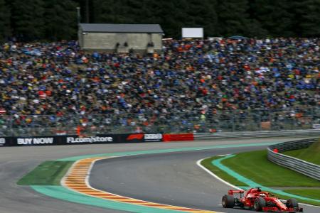 Vettel bleibt nach Reifenwechsel knapp vor Hamilton Vettel bleibt nach Reifenwechsel knapp vor Hamilton