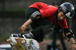 Neunjährige Skateboarderin startet bei Asienspielen