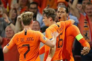 Oranje ohne Kapitän van Dijk in Belgien