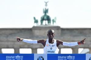 Marathon in Berlin: Kipchoge läuft Weltrekord: 2:01:40