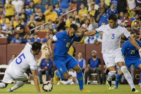 Brasilien überrollt El Salvador - Neymar nach Schwalbe verwarnt Brasilien überrollt El Salvador - Neymar nach Schwalbe verwarnt