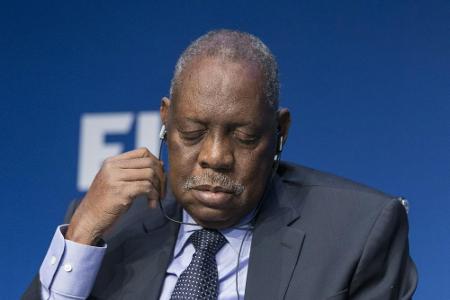 Fast 25 Millionen Euro Geldstrafe für Ex-FIFA-Interimsboss Hayatou Fast 25 Millionen Euro Geldstrafe für Ex-FIFA-Interimsboss Hayatou