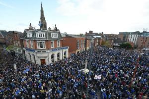 Trauermarsch der Leicester-Fans für tödlich verunglückten Klub-Eigner
