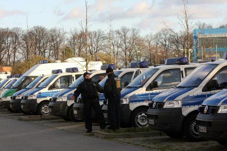 Nach Krawallen von Rostock: 311 Club-Fans vorübergehend in Gewahrsam Nach Krawallen von Rostock: 311 Club-Fans vorübergehend in Gewahrsam