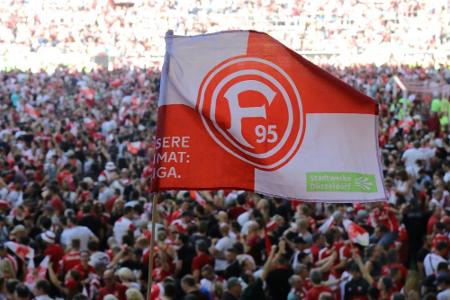 Düsseldorfer Fans liefern sich Schlägerei mit der Polizei Düsseldorfer Fans liefern sich Schlägerei mit der Polizei