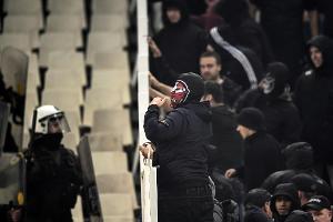 Ausschreitungen in Athen: Ajax in der K.o.-Runde