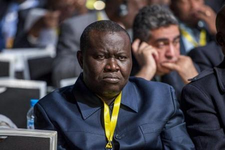 Wegen Kriegsverbrechen: Afrikanischer Fußball-Funktionär nach Den Haag überstellt Wegen Kriegsverbrechen: Afrikanischer Fußball-Funktionär nach Den Haag überstellt