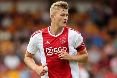 Mit Matthijs de Ligt gewinnt erstmals ein Abwehrspieler den Award für den besten U21-Spieler Europas, der von der italienisc... Mit Matthijs de Ligt gewinnt erstmals ein Abwehrspieler den Award für den besten U21-Spieler Europas, der von der italienisc...
