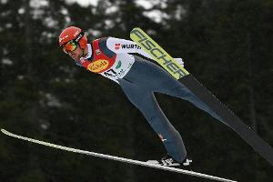 Kombination: Rydzek und Faißt nach dem Springen in guter Position