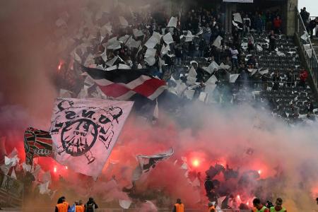 Fehlverhalten der Fans: Eintracht muss 24.000 Euro Strafe zahlen Fehlverhalten der Fans: Eintracht muss 24.000 Euro Strafe zahlen