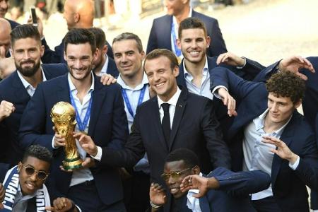 Frankreichs Weltmeister in Ehrenlegion aufgenommen Frankreichs Weltmeister in Ehrenlegion aufgenommen