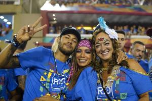 Neymar feiert Karneval im Sambodrom