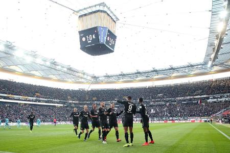 Eintracht-Fans fordern Stadionausbau Eintracht-Fans fordern Stadionausbau