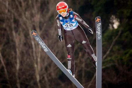 Kreuzbandriss: Saison für Skispringerin Straub beendet Kreuzbandriss: Saison für Skispringerin Straub beendet