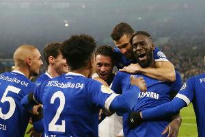 Schalke trauert und jubelt: Mit "Assauer"-Gesängen ins Viertelfinale