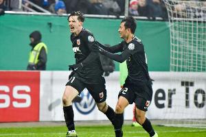 "Die schlechtere Mannschaft": Augsburg happy über Pokal-Dusel