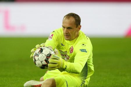 Fortuna-Keeper Drobny mit Mittelhandbruch Fortuna-Keeper Drobny mit Mittelhandbruch