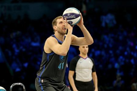 Harris stiehlt Curry die Show - Nowitzki verpasst Finale bei Dreier-Contest Harris stiehlt Curry die Show - Nowitzki verpasst Finale bei Dreier-Contest