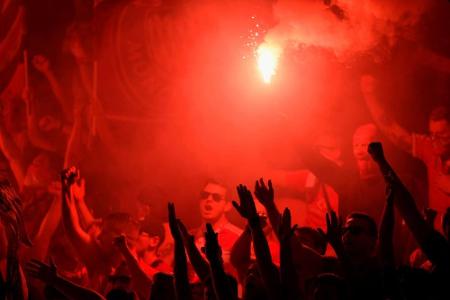 Bayern-Fans zünden Pyrotechnik Bayern-Fans zünden Pyrotechnik