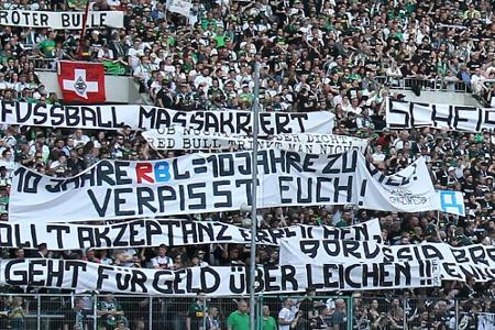 Diffamierende Banner: Polizei Mönchengladbach nimmt Borussia in die Pflicht Diffamierende Banner: Polizei Mönchengladbach nimmt Borussia in die Pflicht