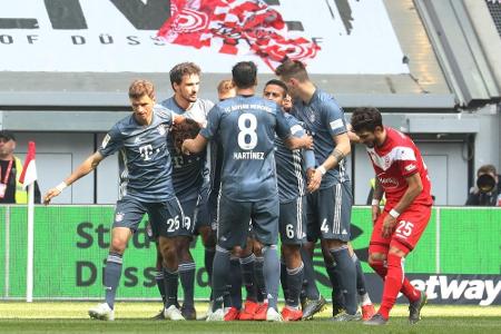 FC Bayern legt im Fernduell mit BVB nach und kehrt an die Spitze zurück FC Bayern legt im Fernduell mit BVB nach und kehrt an die Spitze zurück