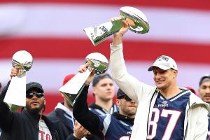 Tiefe Beule: "Gronk" benutzt Lombardi Trophy als Baseballschläger