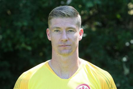 Frankfurt bindet Torwart Zimmermann bis 2021 Frankfurt bindet Torwart Zimmermann bis 2021