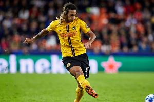VfL Wolfsburg verpflichtet Rechtsverteidiger Mbabu