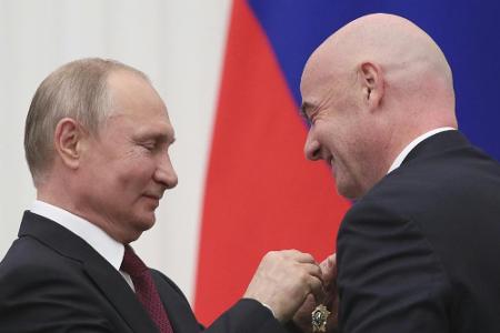 Putin zeichnet FIFA-Boss Infantino mit Freundschaftsorden aus Putin zeichnet FIFA-Boss Infantino mit Freundschaftsorden aus