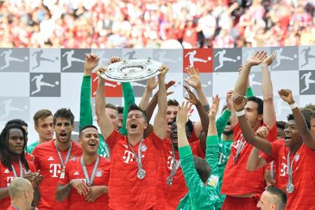 17.37 Uhr: Matthäus übergibt Schale an Bayern-Kapitän Neuer 17.37 Uhr: Matthäus übergibt Schale an Bayern-Kapitän Neuer