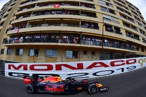 Hamilton in Führung - fünf Sekunden Strafe für Verstappen