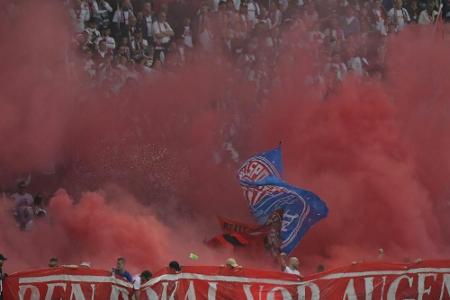DFB-Pokalfinale: Leipzigs Fans setzen Block unter Qualm DFB-Pokalfinale: Leipzigs Fans setzen Block unter Qualm