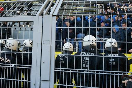 Eine verletzte Polizistin bei Krawallen von Schalke-Ultras Eine verletzte Polizistin bei Krawallen von Schalke-Ultras
