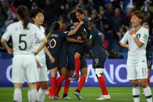 Frauen-WM: Gastgeber Frankreich startet furios