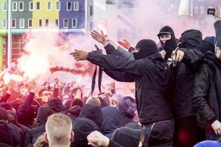 Medien: Londoner Gericht verurteilt Ajax-Hooligans zu 20 Wochen Gefängnis Medien: Londoner Gericht verurteilt Ajax-Hooligans zu 20 Wochen Gefängnis