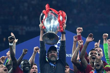 Klopp feiert und singt mit Edelfan Campino Klopp feiert und singt mit Edelfan Campino