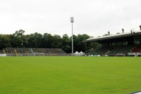 Tribüne fertig: Viktoria Köln kann im Sportpark Höhenberg spielen Tribüne fertig: Viktoria Köln kann im Sportpark Höhenberg spielen