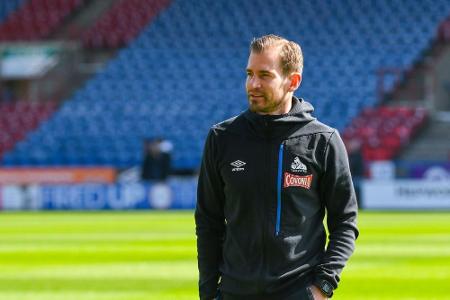 Riesiges Sponsorenlogo ein PR-Gag: Huddersfield spielt mit blanker Brust Riesiges Sponsorenlogo ein PR-Gag: Huddersfield spielt mit blanker Brust