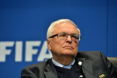 Bild: Zwanziger gibt Bundesverdienstkreuze zurück Bild: Zwanziger gibt Bundesverdienstkreuze zurück