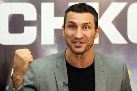 Klitschko besucht junge Fußballer in Malente Klitschko besucht junge Fußballer in Malente