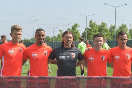 Augsburg gewinnt ersten Test locker - Niederlechner-Doppelpack bei Debüt Augsburg gewinnt ersten Test locker - Niederlechner-Doppelpack bei Debüt